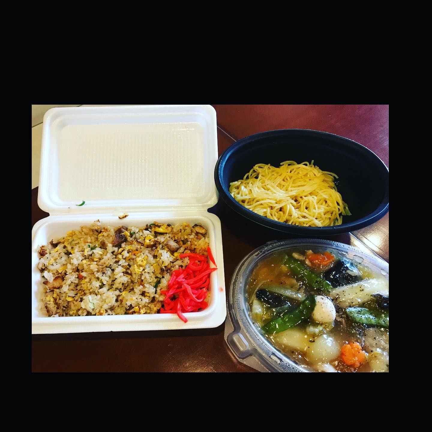 本日のランチテイクアウトは、綿食堂 ムラナカさん。チャーハンとメニューにはまだ記載ありませんが餡かけやきそばを注文しました。餡とやきそばを分けてくれる心配りは流石です。量もしっかりとあり、2人でシェアしてもいいと思います。味は申し分ございませんでした。午前10時30分くらいから14時30分まで営業との事。嬉しいのが営業中、自慢のラーメンが店内でも楽しめます。ちょっと贅沢に昼からお酒もありかと。気になる方はお問い合わせ下さい。09023710095